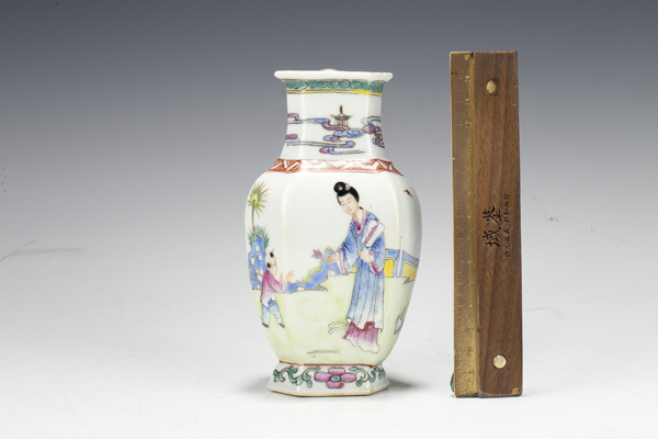 古玩陶瓷民國(guó)·粉彩仕女教子圖六方小瓶拍賣，當(dāng)前價(jià)格0元