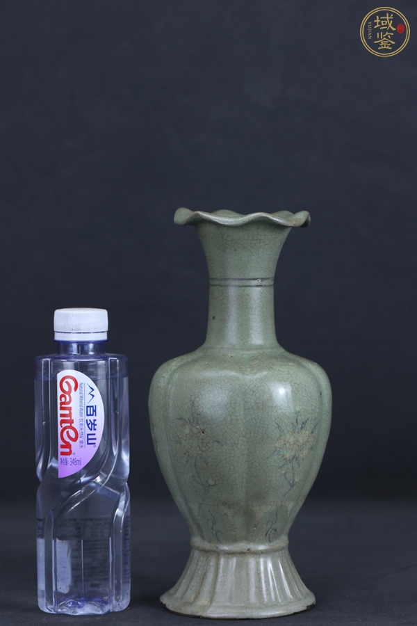 古玩陶瓷高麗青瓷鑲嵌如意花卉紋瓜棱花口瓶真品鑒賞圖