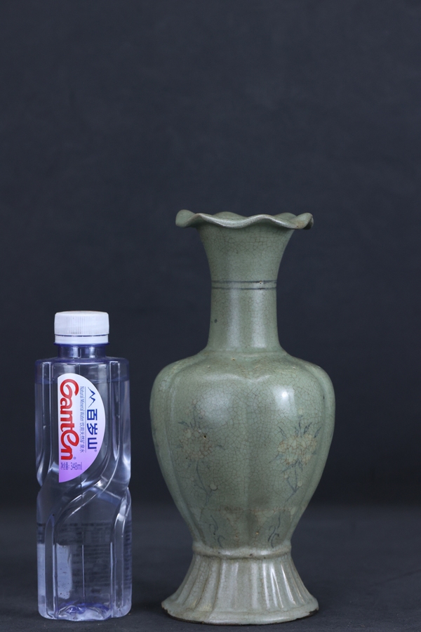 古玩陶瓷高麗青瓷鑲嵌如意花卉紋瓜棱花口瓶拍賣，當(dāng)前價格1000000元