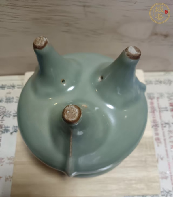 古玩陶瓷龍泉窯鬲式爐真品鑒賞圖