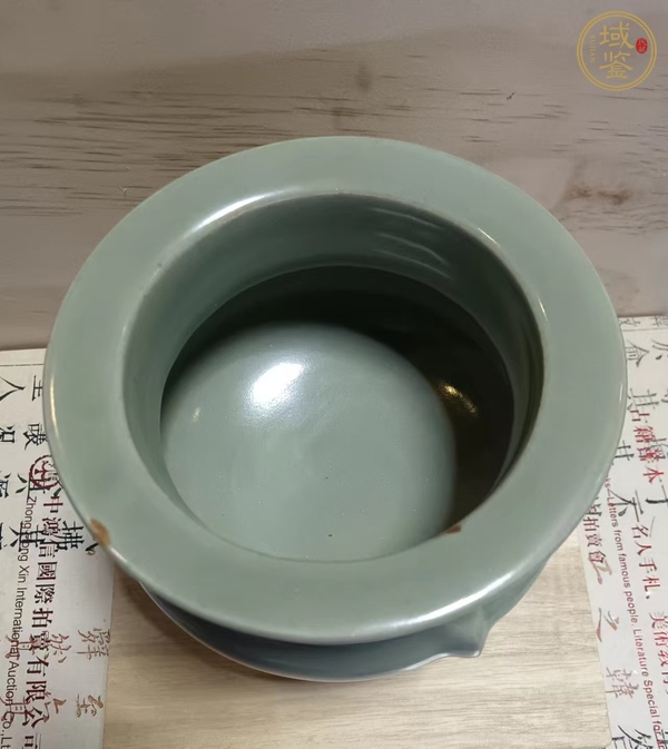 古玩陶瓷龍泉窯鬲式爐真品鑒賞圖