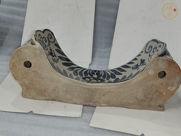古玩陶瓷青花鏤空瓷枕真品鑒賞圖
