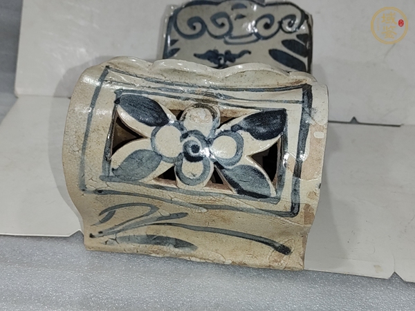 古玩陶瓷青花鏤空瓷枕真品鑒賞圖