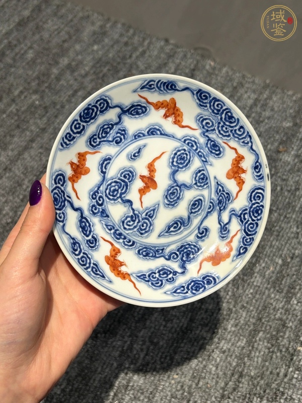 古玩陶瓷洪福齊天青花礬紅盤真品鑒賞圖