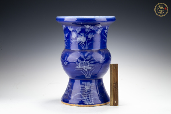 古玩陶瓷晚清·藍(lán)釉堆白花卉紋渣斗真品鑒賞圖