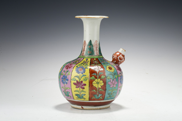 古玩陶瓷清雍正·色地粉彩開(kāi)窗花卉紋軍持拍賣，當(dāng)前價(jià)格1776元