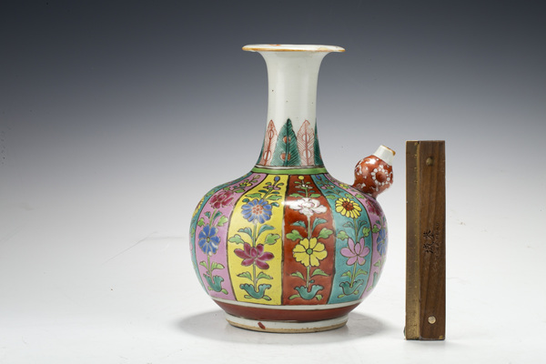 古玩陶瓷清雍正·色地粉彩開(kāi)窗花卉紋軍持拍賣，當(dāng)前價(jià)格1776元