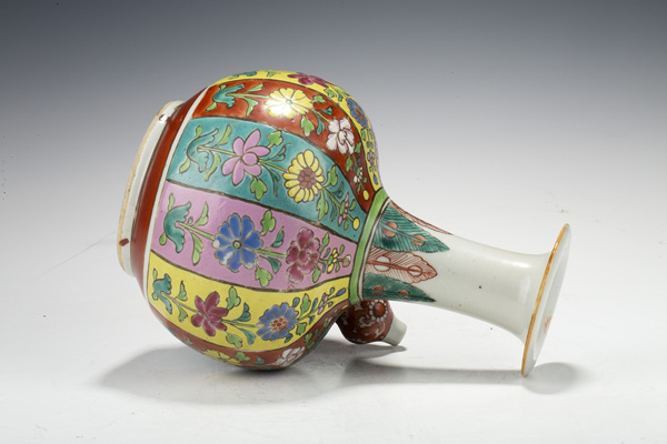 古玩陶瓷清雍正·色地粉彩開(kāi)窗花卉紋軍持拍賣，當(dāng)前價(jià)格1776元