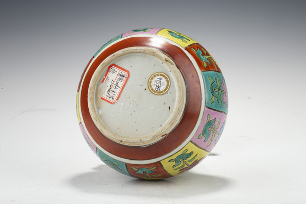 古玩陶瓷清雍正·色地粉彩開(kāi)窗花卉紋軍持拍賣，當(dāng)前價(jià)格1776元