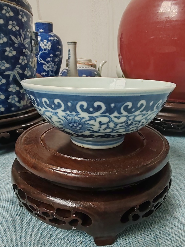 古玩陶瓷清嘉慶時期青花纏枝花卉紋碗拍賣,當前價格980元