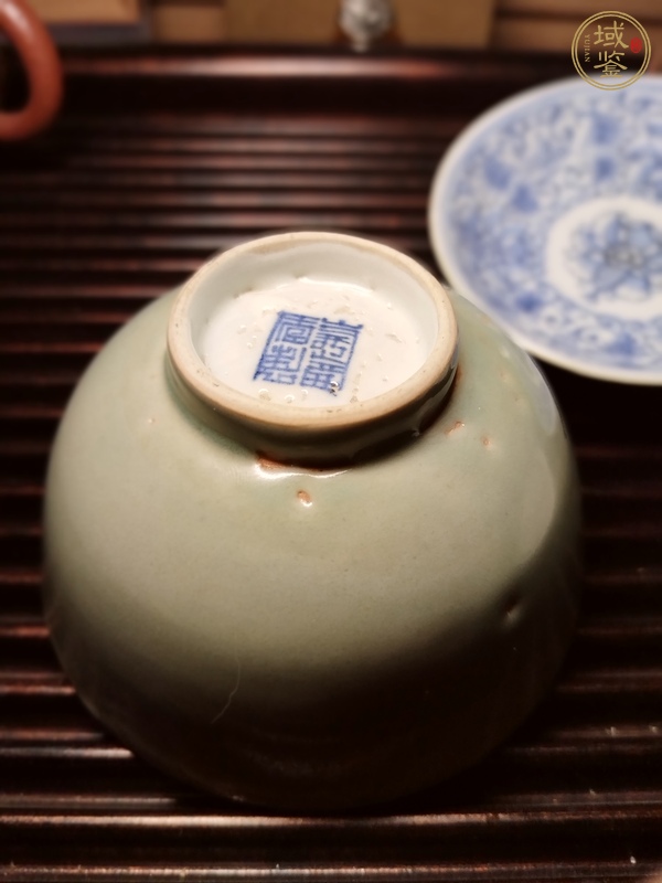 古玩陶瓷冬青釉內(nèi)青花花卉紋蓋碗真品鑒賞圖