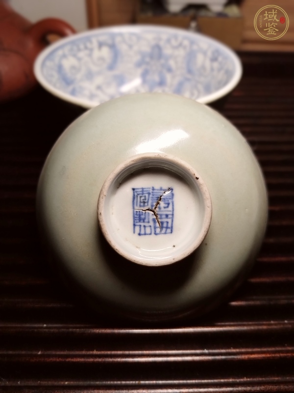 古玩陶瓷冬青釉內(nèi)青花花卉紋蓋碗真品鑒賞圖