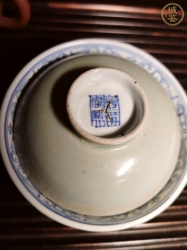 古玩陶瓷冬青釉內(nèi)青花花卉紋蓋碗真品鑒賞圖