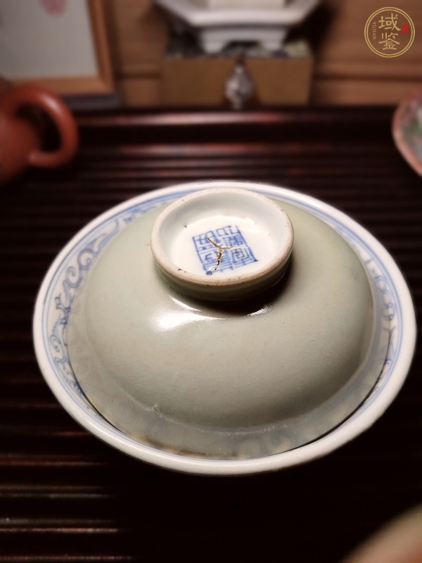 古玩陶瓷冬青釉內(nèi)青花花卉紋蓋碗真品鑒賞圖