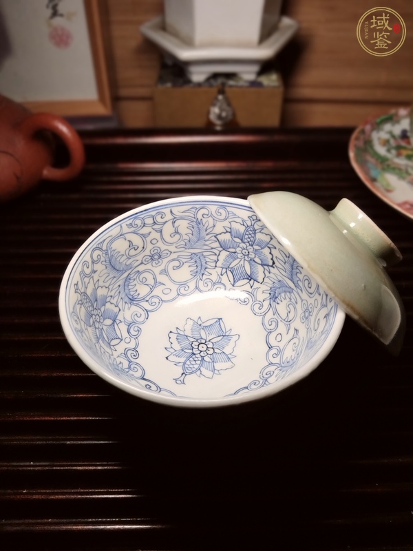 古玩陶瓷冬青釉內(nèi)青花花卉紋蓋碗真品鑒賞圖