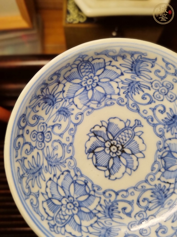 古玩陶瓷冬青釉內(nèi)青花花卉紋蓋碗真品鑒賞圖