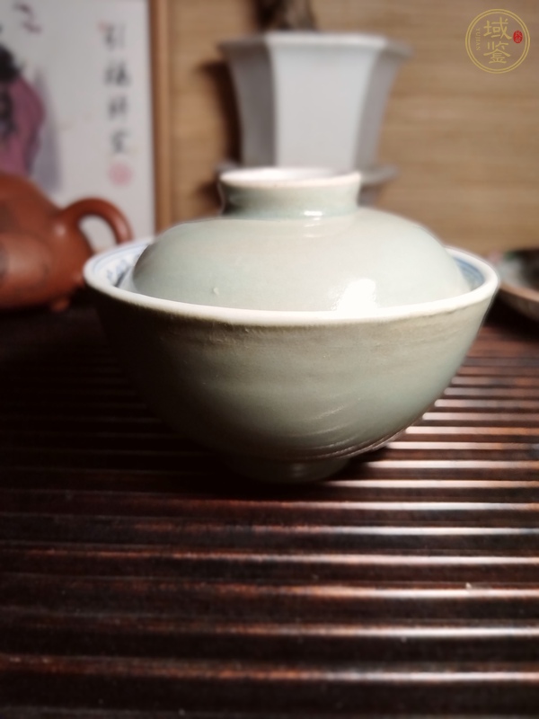 古玩陶瓷冬青釉內(nèi)青花花卉紋蓋碗真品鑒賞圖