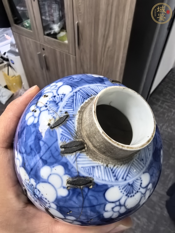古玩陶瓷青花留白梅紋罐真品鑒賞圖
