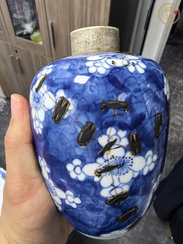 古玩陶瓷青花留白梅紋罐真品鑒賞圖