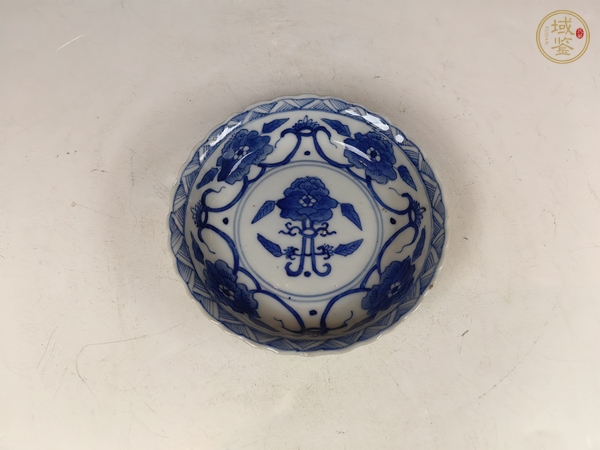古玩清晚纏枝花卉紋青花花口盤真品鑒賞圖