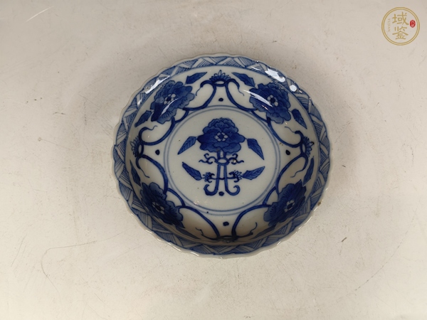 古玩陶瓷清晚纏枝花卉紋青花花口盤真品鑒賞圖