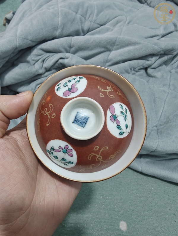 古玩陶瓷珊瑚紅開光粉彩花卉紋蓋碗真品鑒賞圖
