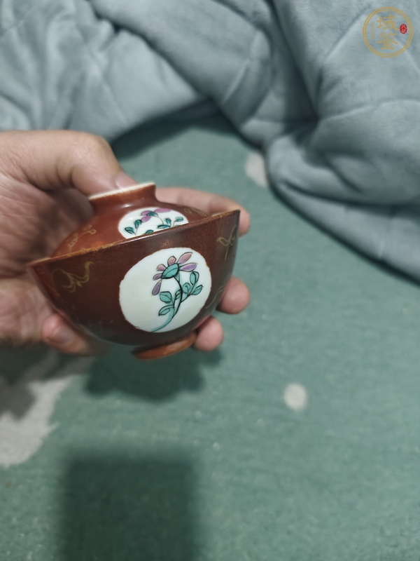 古玩陶瓷珊瑚紅開光粉彩花卉紋蓋碗真品鑒賞圖