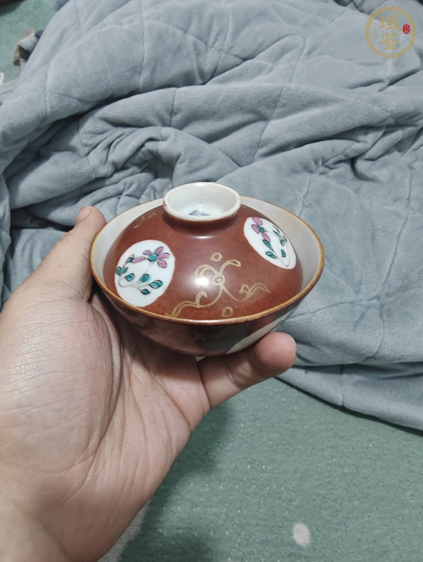古玩陶瓷珊瑚紅開光粉彩花卉紋蓋碗真品鑒賞圖