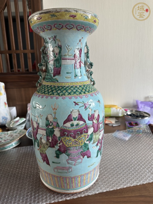 古玩松石綠底粉彩嬰戲人物紋雙耳盤口大瓶真品鑒賞圖