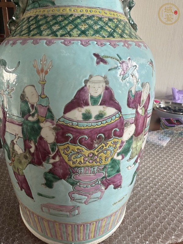 古玩陶瓷松石綠底粉彩嬰戲人物紋雙耳盤(pán)口大瓶真品鑒賞圖