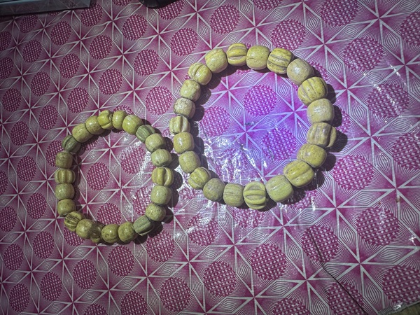 古玩雜項隋唐琉璃手串兩個43顆拍賣，當前價格2888元