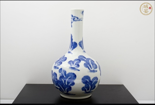 古玩陶瓷青花白菜紋天球瓶真品鑒賞圖