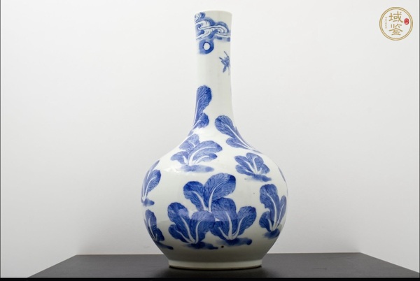 古玩陶瓷青花白菜紋天球瓶真品鑒賞圖