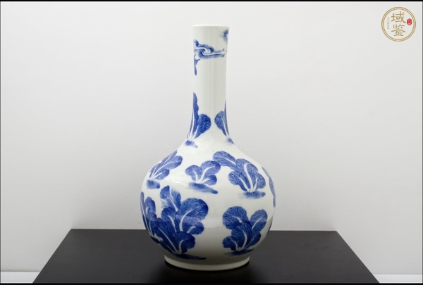 古玩陶瓷青花白菜紋天球瓶真品鑒賞圖