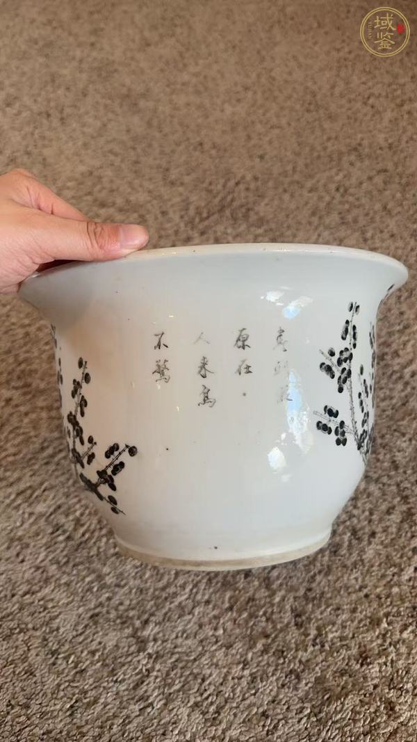 古玩陶瓷墨彩喜鵲登梅紋花盆真品鑒賞圖
