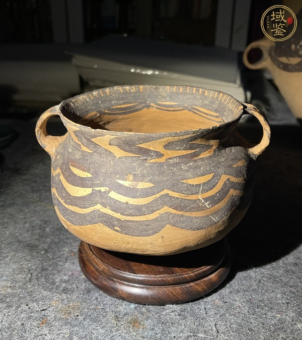 古玩馬家窯文化馬廠類型水波紋彩陶罐真品鑒賞圖