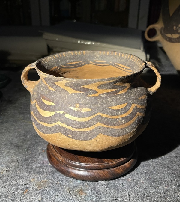 古玩轉(zhuǎn)賣馬家窯文化馬廠類型水波紋彩陶罐拍賣,當(dāng)前價(jià)格0元