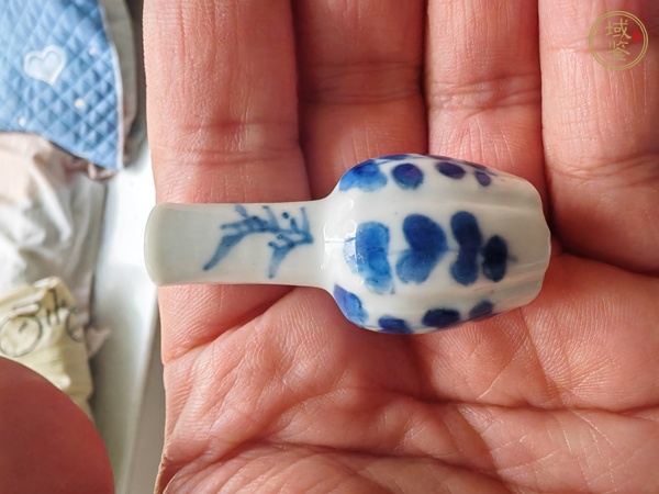 古玩陶瓷青花花卉紋瓜棱小瓶真品鑒賞圖