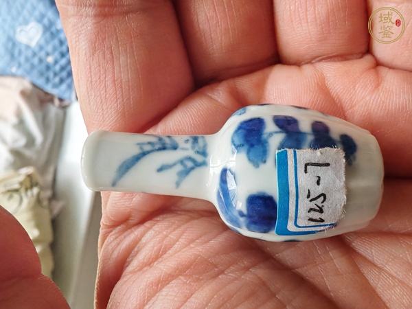古玩陶瓷青花花卉紋瓜棱小瓶真品鑒賞圖