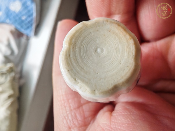 古玩陶瓷青花花卉紋瓜棱小瓶真品鑒賞圖