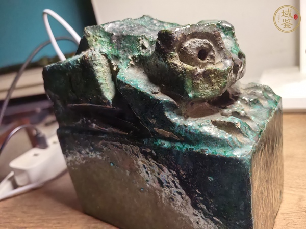 古玩陶瓷石灣窯綠釉獅鈕印章真品鑒賞圖