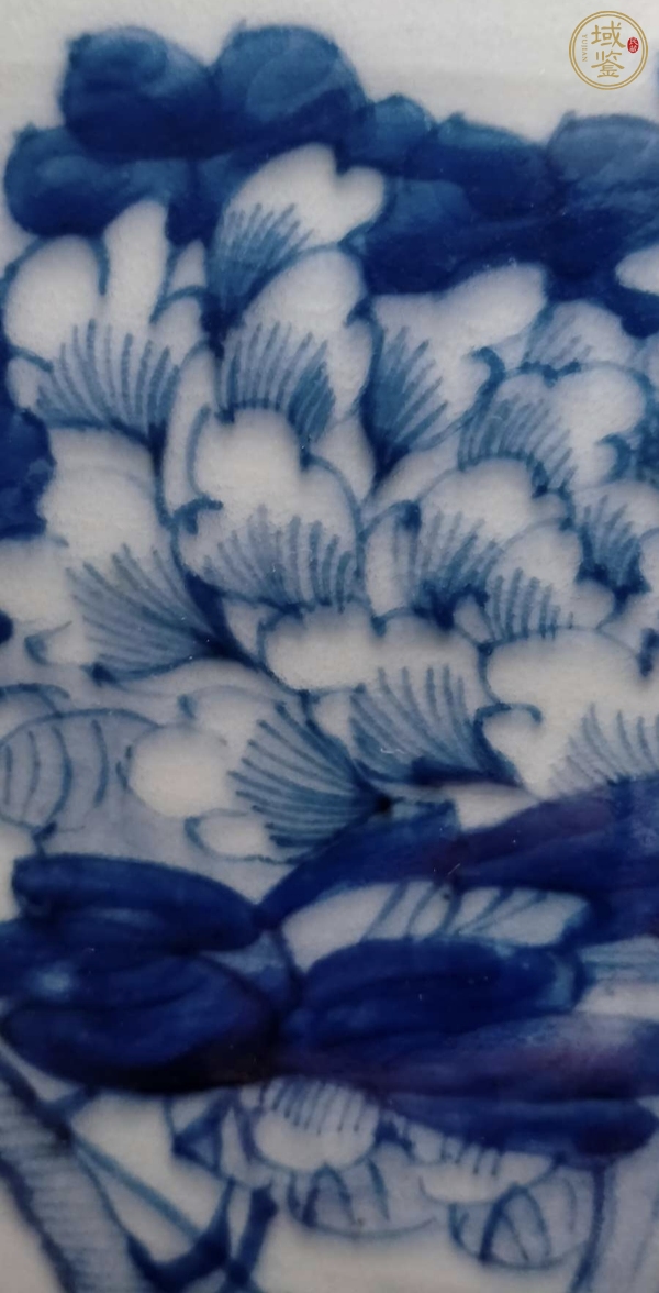 古玩陶瓷霽藍(lán)釉開窗青花花卉紋缸真品鑒賞圖