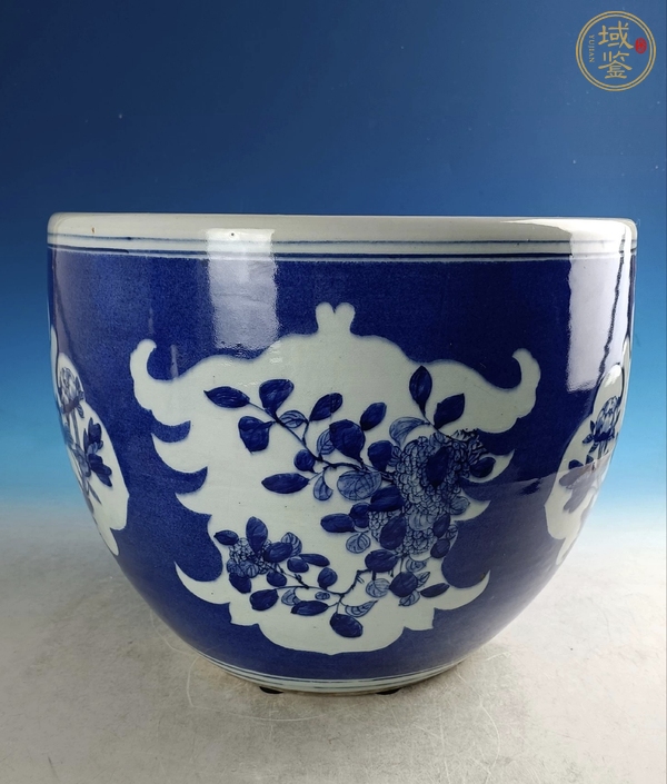 古玩霽藍釉開窗青花花卉紋缸真品鑒賞圖