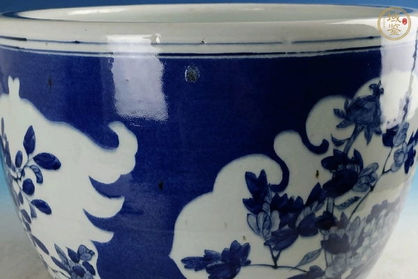 古玩陶瓷霽藍(lán)釉開窗青花花卉紋缸真品鑒賞圖