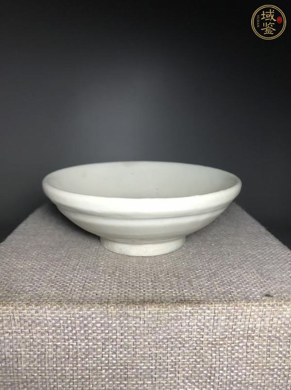 古玩陶瓷邢窯白釉唇口碗真品鑒賞圖