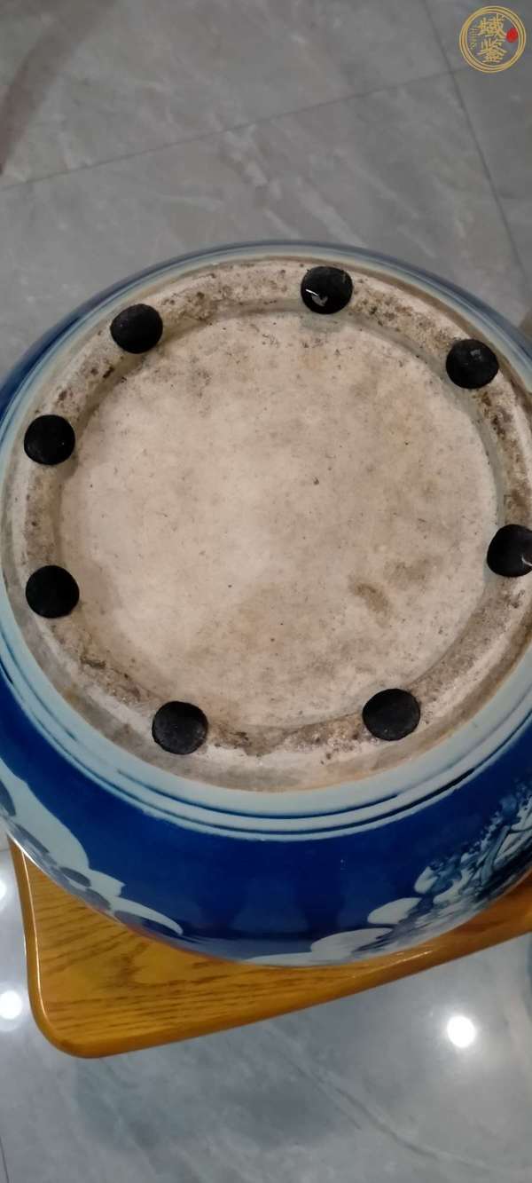 古玩陶瓷晚清藍(lán)地開(kāi)窗花卉紋卷缸真品鑒賞圖