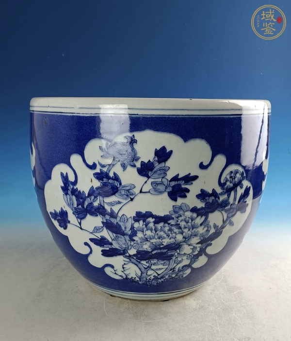 古玩陶瓷晚清藍(lán)地開(kāi)窗花卉紋卷缸真品鑒賞圖