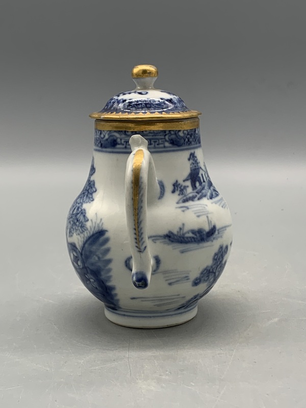 古玩陶瓷清乾隆樓臺(tái)亭閣青花奶壺拍賣(mài)，當(dāng)前價(jià)格990元