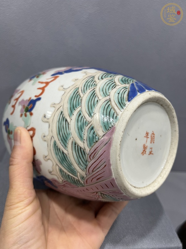 古玩陶瓷粉彩瑞獸紋罐真品鑒賞圖