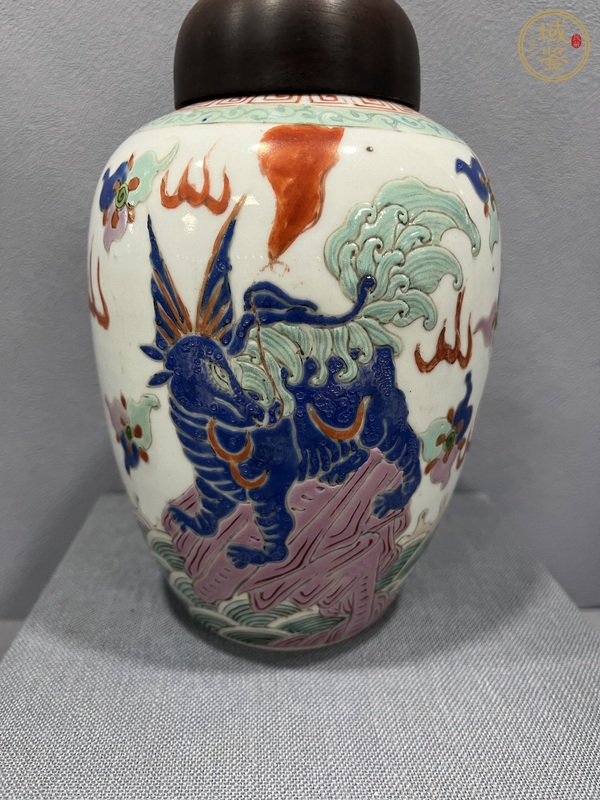 古玩陶瓷粉彩瑞獸紋罐真品鑒賞圖